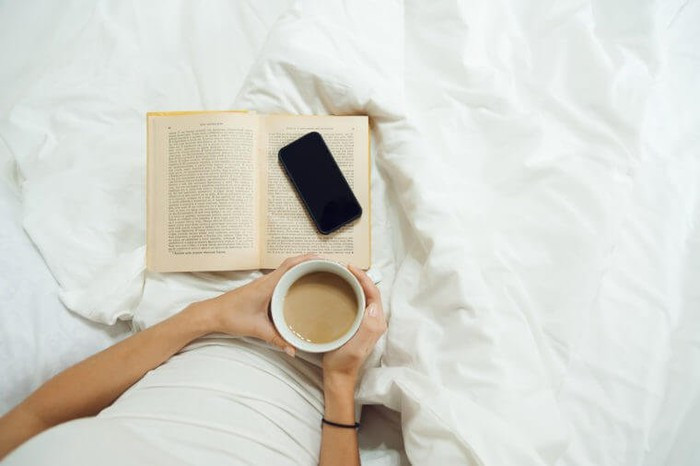 Dành thời gian cho sở thích riêng của mình như đọc một cuốn sách hay gặp bạn bè dịp cuối tuần là cách giúp bạn tạo được thói quen sống tích cực.