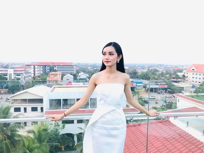 Cô diện chiếc đầm cocktail rất đẹp và hiện đại.