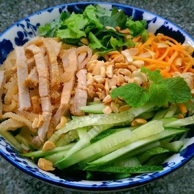 Bún bì: Nếu đến miền Tây bạn không thưởng thức món bún bì thì quả thật là một thiếu sót. Điểm hấp dẫn của bún bì không chỉ nằm ở bì, nem nướng, thịt nướng mà là việc bạn phải húp hết nước mắm để cảm nhận vị ngon của món ăn.
