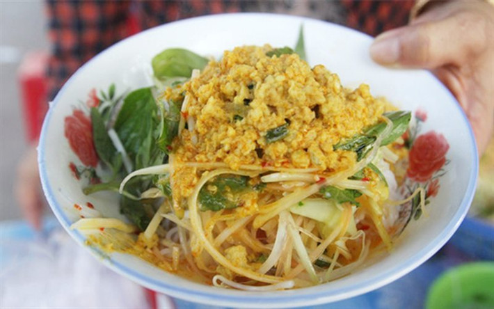 Bún kèn: Đây là một trong những đặc sản nổi tiếng ở đảo Ngọc Kiên Giang. Bún kèn hút mắt thực khách bởi màu cam đỏ đặc trưng khá bắt mắt. Nguyên liệu chính của món bún miền Tây có tên kỳ lạ này chính là thịt cá xay nhuyễn sau khi đã lấy lọc hết xương.