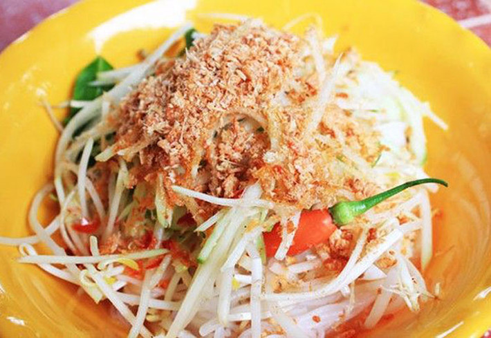 Vẻ ngoài bắt mắt của các phần nguyên liệu trong tô bún nhâm: sợi bún, thịt bò, đậu phộng và kèm với các loại rau. Chính nhờ sự hài hòa trong tô bún khiến thực khách lần đầu nhìn thấy đều có một ấn tượng nhất định.