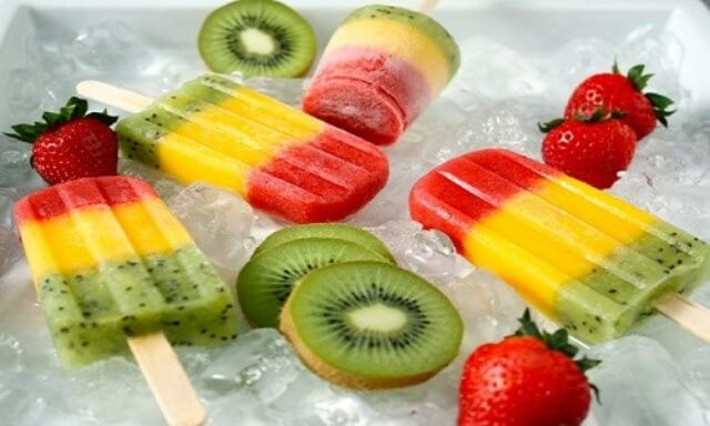 Kem trái cây nhiều màu sắc với các nguyên liệu gồm dưa hấu: 100g, dứa: 100g, kiwi: 100g, dâu tây: 100g. Dứa mua về gọt vỏ, bỏ mắt cho vào máy xay sinh tố xay nhuyễn, rồi đổ vào khuôn kem để vào ngăn đá tủ lạnh 45-50 phút cho phần sinh tố dứa này đông lại. Trong khi chờ đợi, bạn lấy dưa hấu ra gọt vỏ xắt nhỏ rồi cho vào máy xay sinh tố xay nhuyễn.