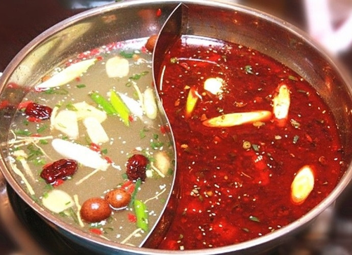 Thực phẩm cay: Ăn các loại thực phẩm cay trong ngày “đèn đỏ” có thể gây ra những cơn nóng giận, hoãn chu kỳ và kích thích sự phát ban của da và mụn trứng cá. Ngoài ra, thực phẩm cay còn làm phiền dạ dày và ruột, do đó dẫn tới tình trạng axit và đau bụng kinh.