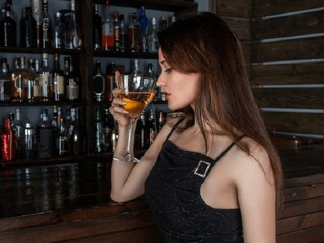 Rượu: Nếu bạn nghĩ rằng uống một hoặc hai ngụm rượu trong thời gian này sẽ không gây hại, bạn đã lầm. Ngược lại, uống rượu trong thời kỳ kinh nguyệt sẽ làm trầm trọng thêm các triệu chứng khó chịu trong giai đoạn này.