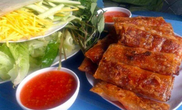 Chả lụi: Món ăn này nhìn có vẻ đơn giản nhưng thực ra công đoạn chế biến cũng khá công phu. Bánh tráng được cắt thành miếng nhỏ vừa ăn rồi cho vào một ít nhân gồm tôm, thịt… xay nhuyễn và cuốn lại thành hình chữ nhật. Sau đó bánh tráng được xiên vào que, chần qua nước sôi rồi đem nướng. Ảnh: Internet.