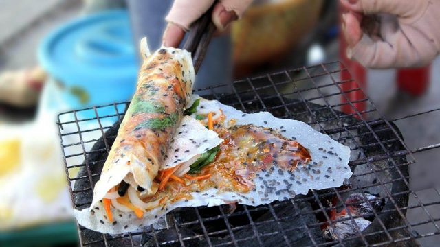 Bánh tráng nướng mắm ruốc: Nguyên liệu chính của món ăn này là bánh tráng gạo có rắc mè đen. Người bán sẽ trét một ít mắm ruốc lên bánh tráng, thêm trứng cút thái múi cau, nem, chả cá, hành hoa rồi nướng trên lửa than nhỏ.