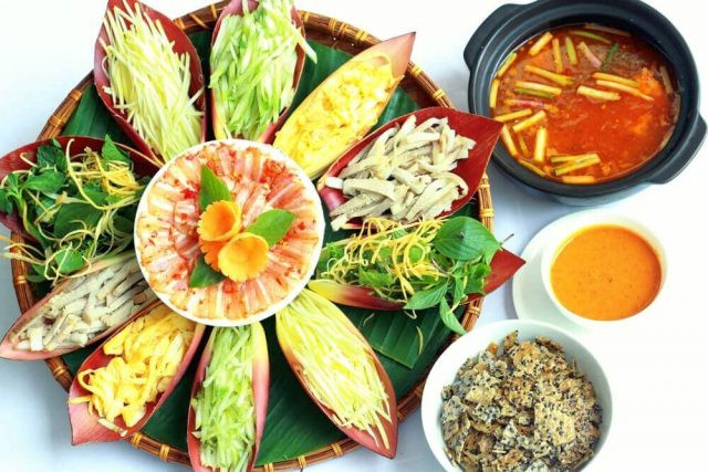 Lẩu thả là cái tên khá lạ lẫm tuy nhiên đây chính là một món ăn đặc sản Bình Thuận cực hấp dẫn. Nguyên liệu chính để làm món lẩu thả gồm cá suốt tươi, khế chín, cà chua và ớt băm. Nồi nước lèo vừa đậm đà vừa cay cay ăn cùng bún ngon không gì sánh bằng.