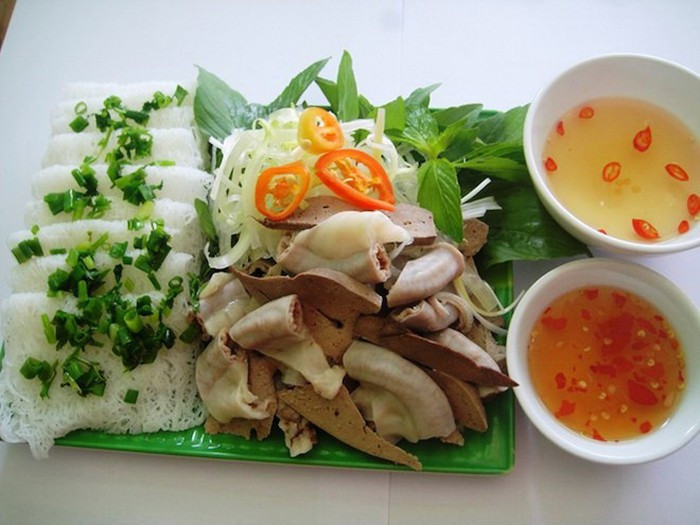 Bánh hỏi lòng heo: Đến Bình Thuận, cụ thể là thị trấn Phú Long, huyện Hàm Thuận Bắc, bạn sẽ bất ngờ bởi món ăn kết hợp giữa bánh hỏi và lòng lợn. Món đặc sản Bình Thuận này được nhiều người đánh giá cao về hương vị.