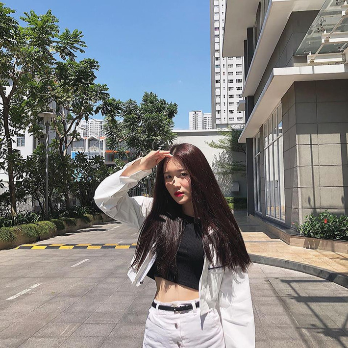 Những kiểu áo croptop “lộ” khéo vòng eo siêu nhỏ được cô nàng ưu ái.