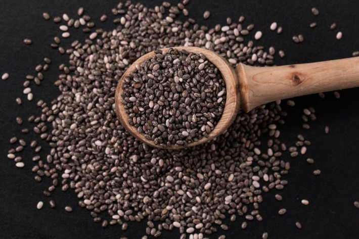 Hạt chia: Những hạt nhỏ này chứa khá nhiều chất sắt: 2 mg trong một phần tư cốc. Chúng cung cấp chất xơ, protein và các khoáng chất có giá trị khác như canxi, magiê và phốt pho.