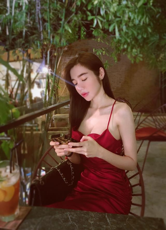 Với thể hình đẹp tự nhiên, Elly Trần thường xuyên chọn những kiểu đầm hai dây ôm sát.