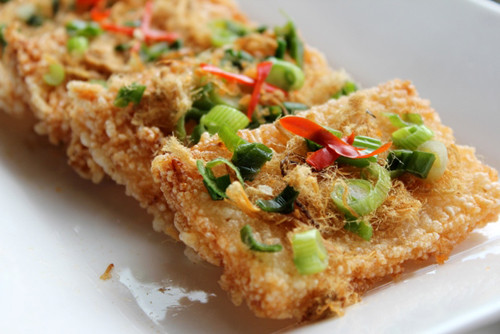 Cơm cháy: Đây là món đặc sản Ninh Bình nổi tiếng, được làm từ 100% gạo nguyên chất. Miếng cơm cháy chiên có màu vàng nhạt, thơm mùi gạo đặc trưng, vị bùi béo của ruốc, ăn nhiều mà không thấy ngán. Cơm cháy là món ngon từ trẻ nhỏ cho tới người lớn đều yêu thích.