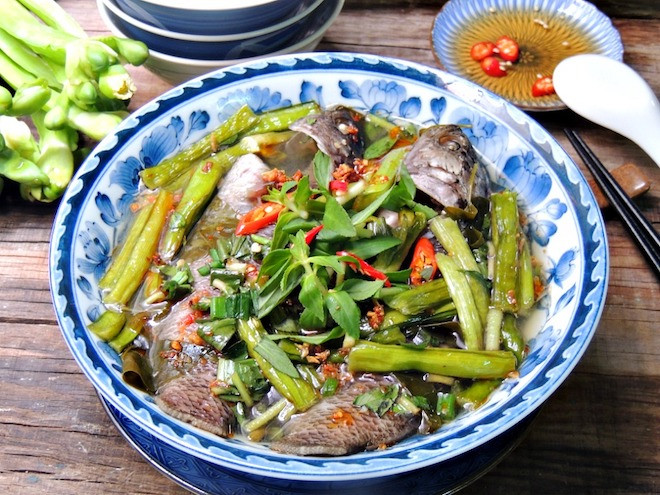 Cá rô đồng nấu chua: Đây là một đặc sản dân dã nổi tiếng của vùng núi đá vôi. Những con cá rô to béo, chắc thịt được nấu cùng với rau cải muối chua và đậu phụ làm nên một thứ nước dùng chua dịu, ngọt mát vô cùng hấp dẫn.