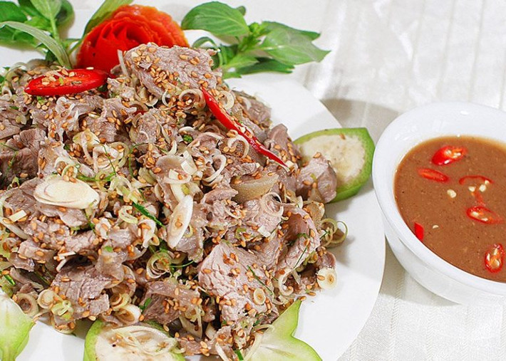 Tái dê Hoa Lư: Thịt dê ở đây thì ngon miễn bàn, món nào chế biến từ dê cũng đều hấp dẫn không thể chối từ. Món tái dê là món ngon nhất, đứng đầu bảng. Thịt dê săn chắc, ít mỡ, thịt thơm ngon được gói trong lá sung để tạo vị bùi, ăn kèm còn có khế chua, chuối chát. Vì vậy, món ăn này có vị chát, chua, bùi và cả vị thơm ngọt.