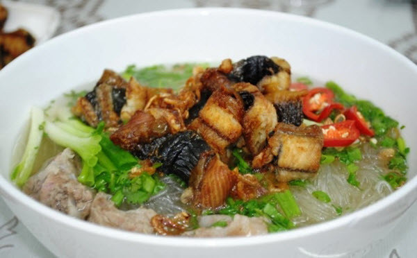 Miến lươn: Lươn ở Ninh Bình được dùng làm miến phải là loại lươn cốm, lưng nâu hồng, bụng vàng rộm, con hơi nhỏ nhưng thịt rất thơm và săn chắc. Miến lươn thường ăn kèm hoa chuối để làm nên vị thanh dịu, không bị tanh. Nước dùng của miến rất đặc biệt, được nấu từ chính xương lươn nên rất đậm vị, đặc sánh và vô cùng thơm ngon.