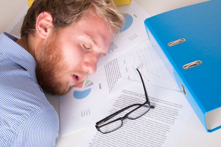 Cơ thể suy yếu, mệt mỏi: Não bộ đảm nhận nhiều chức năng quan trọng, trong đó có chức năng kiểm soát chuyển động cơ bắp khắp cơ thể. Nếu có khối u não, tín hiệu kiểm soát sẽ bị gián đoạn và làm phá vỡ mất chức năng thể chất, khiến cơ thể suy yếu, mệt mỏi.