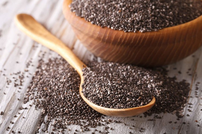 Hạt chia: 100 gram hạt chia chứa 631 miligam canxi. Điều đó có nghĩa là khoảng ba muỗng canh hạt chia sẽ giúp bạn bổ sung nhiều canxi hơn một ly sữa. Bạn có thể thêm hạt chia vào sinh tố hoặc sữa chua.
