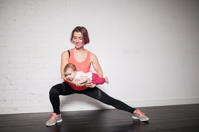 Lunges sang ngang: Thực hiện tương tự động tác trên với bước sang ngang thay cho bước tiến lên phía trước, mỗi bên 10 lần.
