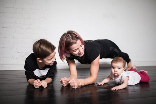 Plank: Chống đẩy với hai khuỷu tay chạm đất, giữ tư thế trong thời gian dài nhất có thể.