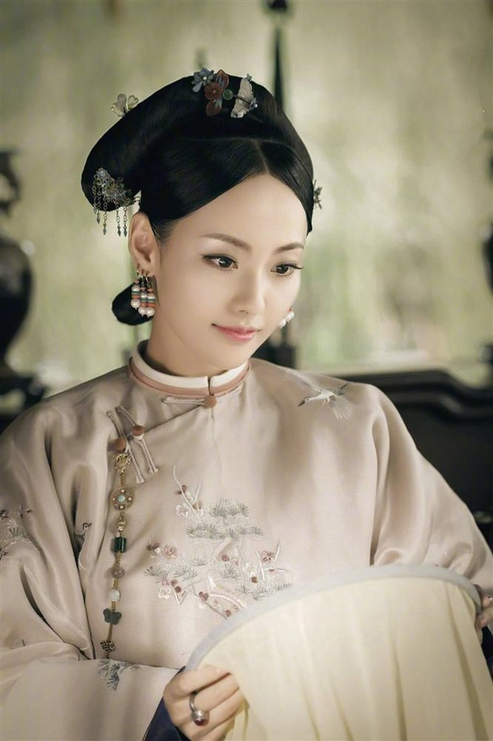 Tuy chỉ xuất hiện trên phim với thời lượng ngắn song vẻ đẹp của Trương Gia Nghê vô cùng thu hút người xem, thậm chí cô còn được mệnh danh "phi tần đẹp nhất Diên Hy Công Lược" thế nhưng ít ai biết được rằng ngoài đời cô đã là mẹ của hai nhóc tì và ngoài 30 tuổi. Ngay sau khi sinh con, cô phải tích cực giảm cân giữ dáng vóc như hiện tại.