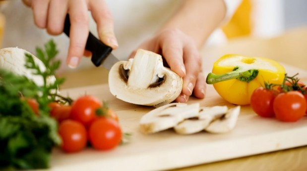 Tự vào bếp nấu ăn: Cách tốt nhất để xác định xem bữa ăn của bạn có tốt cho sức khỏe hay không là đích thân tự vào bếp. Điều này giúp bạn kiểm soát các khẩu phần ăn của bạn.