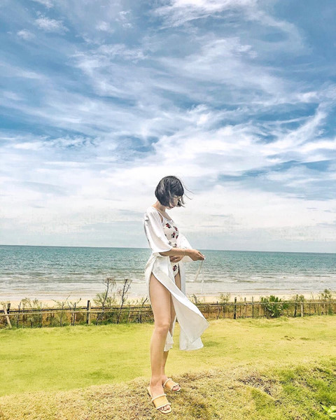 Thanh Hóa: Thanh Hóa cũng là điểm đến thu hút du khách vào những dịp nghỉ lễ dài ngày, đặc biệt trong mùa hè bởi bãi biển Sầm Sơn xinh đẹp nổi tiếng. Ngoài ra, nếu muốn tận hưởng không gian hoang sơ với bãi cát dài cạnh rừng dừa, rừng phi lao xanh mướt, bạn cũng có thể cùng gia đình và bạn bè ghé đến bãi biển Hải Tiến ở huyện Hoằng Hóa. Ảnh: Hoajuly, Irenchik_nsk.