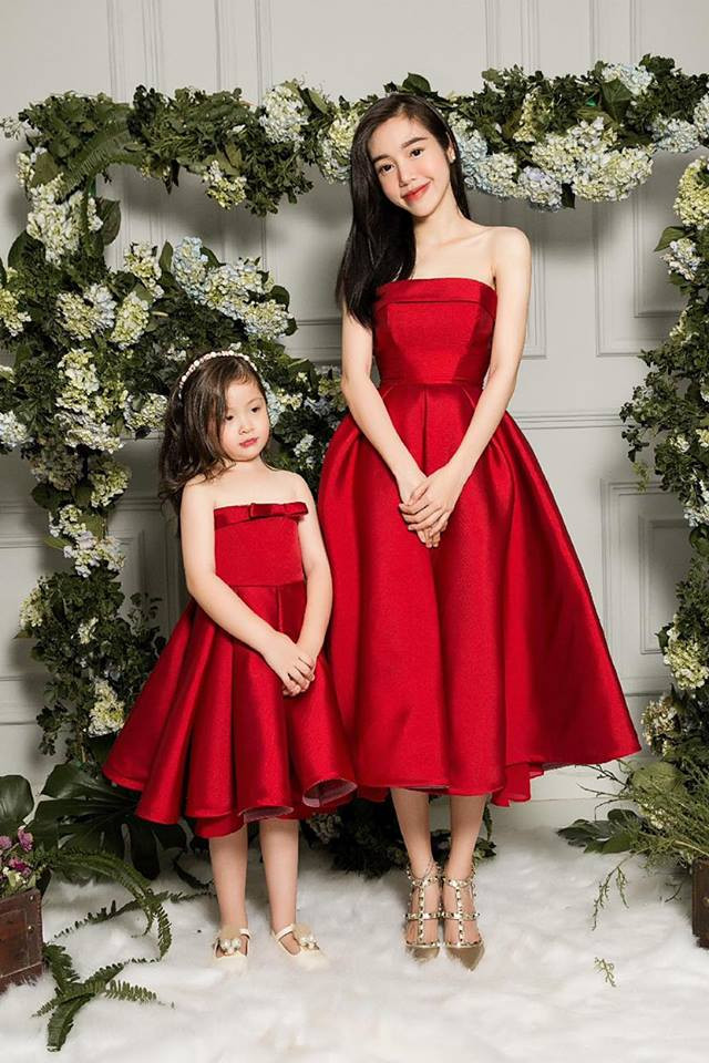 Không chỉ diện đồ đôi, hai mẹ con còn tạo dáng giống hệt nhau.