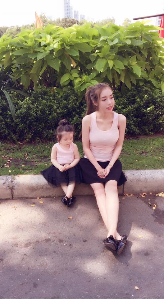Thời trang đôi của hai mẹ con nhận được không ngớt lời khen từ cộng đồng mạng.