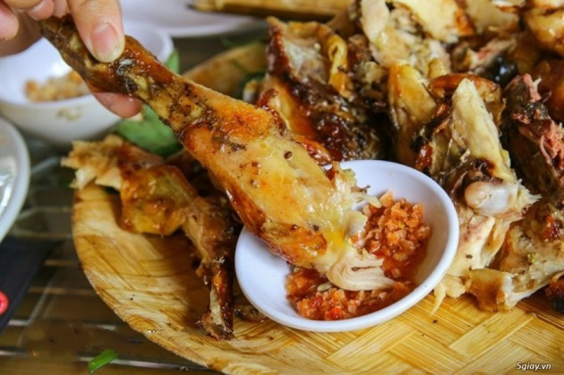 Gà nướng đất sét chân chất và mộc mạc như thế nhưng lại làm người ta quyến luyến mãi không thôi. Món ăn mang đậm hồn quê hương này là một đặc sản mà có về miền Tây bạn không nên bỏ lỡ đâu đấy.