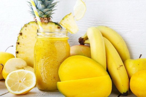 Dứa gọt vỏ, bỏ mắt, rửa sạch, lấy 3/4 ép lấy nước. Chỗ dứa còn lại cho vào máy xay sinh tố cùng với xoài, chuối và nước dứa ép, đá bào, có thể thêm chút đường nếu thích ngọt. Xay nhuyễn rồi rót ra cốc để thưởng thức. Ảnh: Internet.
