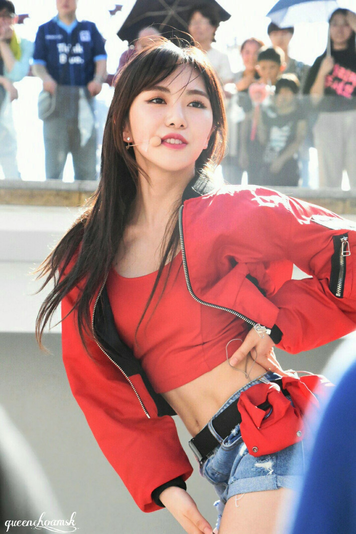 Nữ ca sĩ thường chọn kiểu áo croptop để khoe vòng eo bé tí.