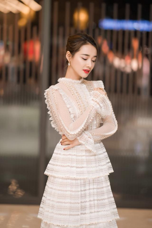 Đặc biệt những kiểu váy ren trắng khiến cô trở nên sang trọng hơn nhiều.