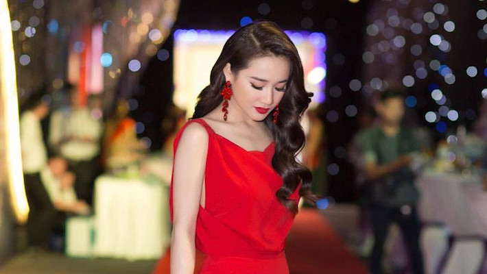 Thỉnh thoảng, Nhã Phương cũng chọn đầm đỏ quyến rũ và nổi bật.