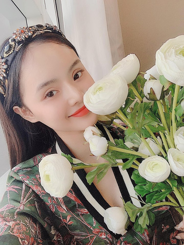 Mỗi ngày, sau khi ngủ dậy, cô dùng sữa rửa mặt để loại bỏ dầu bã nhờn và lớp kem qua đêm, loại bỏ tình trạng bí da, tắc nghẽn lỗ chân lông. Khi rảnh rỗi, Phương Trang đến spa để làm sạch da chuyên sâu hơn.