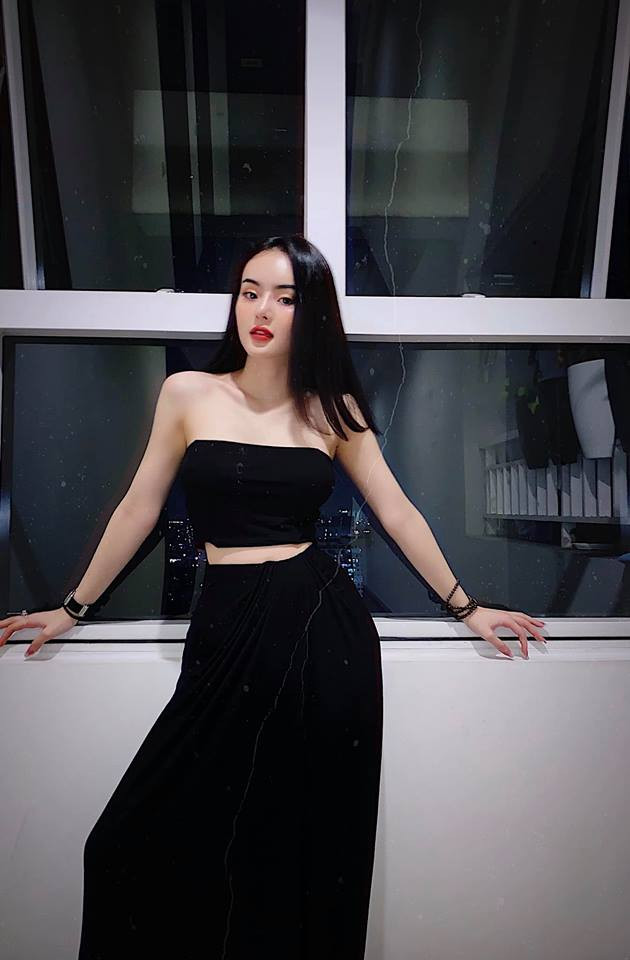 Bên cạnh việc chăm sóc làn da, Phương Trang cũng chú ý tập thể dục để cải thiện dáng vóc. Cô chia sẻ: "Tôi đi tập gym đều đặn, kết hợp chế độ ăn uống giảm bớt tinh bột, hạn chế ăn đường. Tôi tập cho toàn bộ các phần trên cơ thể, không riêng gì eo và mông. Có như vậy, cơ thể mới cân đối, săn chắc và đẹp được."