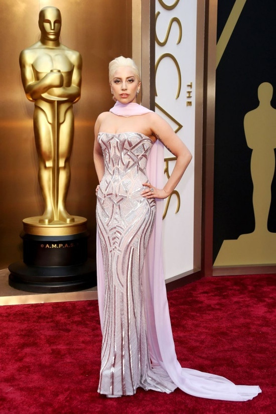Sự thay đổi phong cách thời trang của ca sĩ Lady Gaga đã khiến công chúng vô cùng ngỡ ngàng khi những thiết kế kỳ quái đã được thay thế thành những bộ cánh thanh lịch.