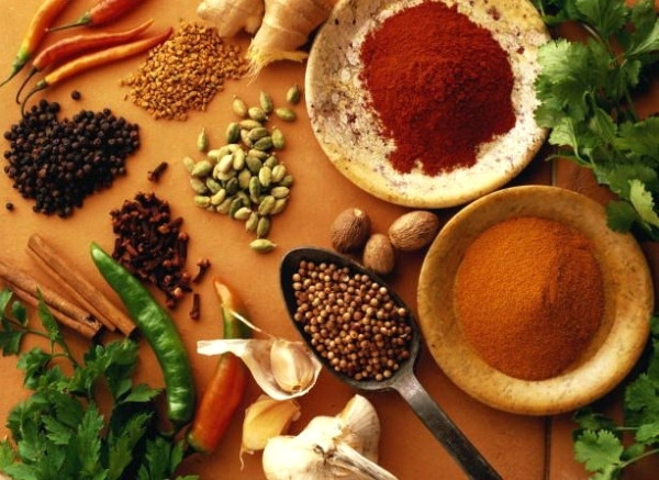 Ăn nhiều món chứa gia vị cay: Các món chứa gia vị cay từ ớt, gừng, hạt tiêu... thường có hàm lượng capsaicin lớn. Nếu ăn nhiều sẽ làm sản sinh nhiệt dư thừa và làm đốt cháy nhiều calo cũng như chất béo của bạn. Dưới tác động đó, vòng 1 của bạn khó có thể phát triển như ý muốn. Ảnh: Internet.