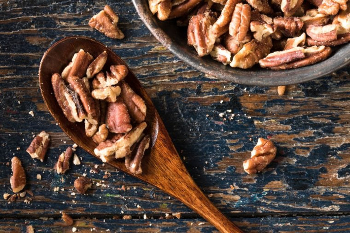 Hồ đào: Hỗn hợp độc đáo của chất béo không bão hòa, sterol thực vật, chất xơ và flavonoid trong quả hồ đào rất tốt cho tim. Nghiên cứu chỉ ra rằng ăn một quả hồ đào mỗi ngày có thể giúp giảm nguy cơ mắc bệnh tim.