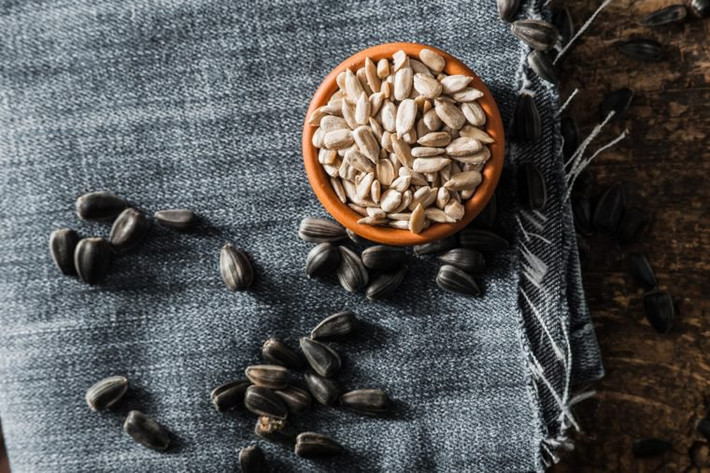 Hạt hướng dương: Một nghiên cứu đánh giá cho thấy rằng ăn kết hợp vitamin E và vitamin C có thể giúp bảo vệ da khỏi tác hại của tia cực tím. Hạt hướng dương là một nguồn vitamin E tuyệt vời và chúng kết hợp với vitamin C trong rau cải bó xôi rất tốt cho cơ thể.