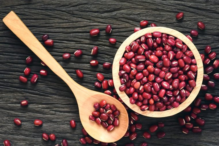 Đậu: Khi chúng ta già đi, nguy cơ phát triển các bệnh mãn tính như tăng lipid máu, cholesterol cao và tiểu đường tuýp 2 tăng lên. Ăn một chế độ giàu chất xơ gồm các loại đậu có thể giúp giảm tỷ lệ mắc các bệnh này, đồng thời cung cấp cho cơ thể lão hóa nhiều chất dinh dưỡng quan trọng như canxi, sắt và kali.