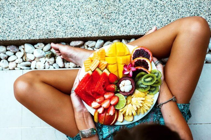 Cách tốt nhất để kiểm soát đường huyết là có chế độ ăn uống hợp lý. Bệnh nhân tiểu đường nên dùng nhiều trái cây, rau xanh, rau quả tươi vừa có tác dụng bổ dưỡng vừa có tác dụng chống lão hóa. Tuy nhiên, nên tránh các loại trái cây có độ ngọt cao như: sầu riêng, nho, xoài, na, nhãn.