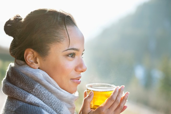Uống trà xanh chứa polyphenols và polysaccharides giúp giảm nồng độ đường huyết hiệu quả.