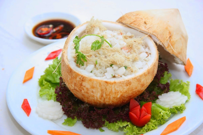 Cơm trái dừa của người Bến Tre cũng là một trong những món ngon từ quả dừa cực kỳ độc đáo. Người ta thường chọn loại gạo dẻo, thơm rồi nấu cùng nước dừa xiêm để tạo nên vị ngọt thanh rất mới lạ. Phần cơm không chỉ thơm ngon mà còn xinh xắn khi được đặt trong vỏ quả dừa, hấp tầm 1 tiếng.