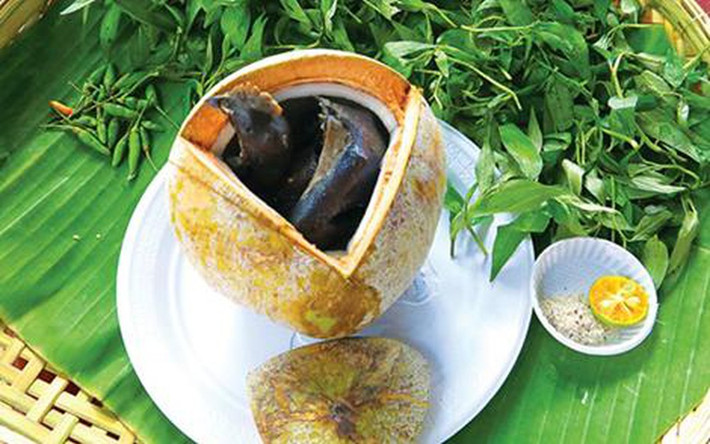 Món gà ác hấp quả dừa sẽ mất khoảng 45 phút để gà thực sự chín mềm. Khi chín, hương thơm bốc lên sẽ có mùi dừa thoang thoảng rất hấp dẫn. Dân sành ẩm thực miền Tây coi món gà ác tiềm nước dừa tươi là một trong những món ăn ngon và giàu dinh dưỡng.