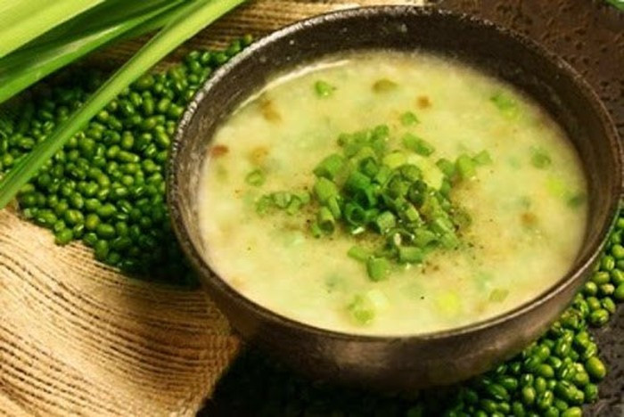 Đậu xanh: Đông y cho rằng đậu xanh có thể làm sạch mát nước tiểu, chữa lở loét, làm sáng mắt, nhuận họng, hạ huyết áp, mát buồng mật, bổ dạ dày, hết đi tả, thích hợp với các bệnh nhân say nắng, miệng khát, người nóng, thấp nhiệt, ung nhọt, đậu mùa.