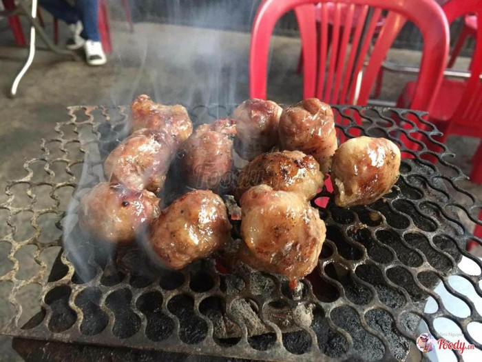 Bò nướng Hàng Dừa: Từng viên bò mập ú được cuộn lớp mỡ chài trắng xóa nướng trên bếp than đang hồng lửa thiệt muốn chảy nước miếng. Bò vừa chín tới thơm muốn xỉu hà, chấm thêm mắm nêm cay cay ăn rất vừa miệng.