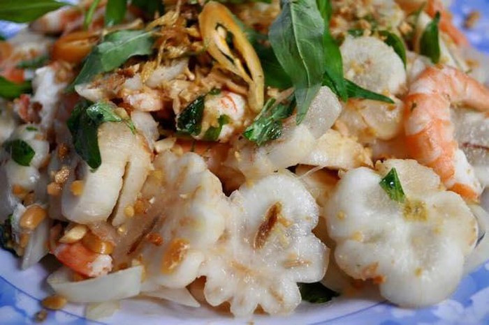 Gỏi măng cụt: Tới Bình Dương mà không thưởng thức món gỏi măng cụt thì thật là thiếu sót. Gỏi măng cụt là món ăn được nhiều khách du lịch mê mẩn. Vị thanh thanh, chua chua, ngọt ngọt, giòn giòn của măng cụt hòa lẫn với vị béo ngọt của thịt, mùi thơm lừng của đậu phụ và rau thơm giúp món ăn đậm vị hơn rất nhiều.