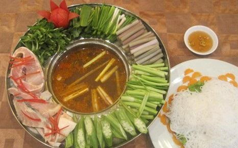 Lẩu súng Phước Hải: Lẩu súng hay còn gọi là món lẩu chua tương me, là món đặc sản lâu đời của vùng biển Phước Hải. Món ăn dân dã này được người dân làng chài Phước Hải nấu theo cách riêng không giống như các món lẩu cá truyền thống khác.