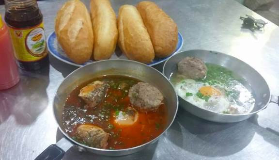 Bánh mì chảo: Không phải là đặc sản nhưng bánh mì chảo ở Vũng Tàu là món ăn được rất nhiều thực khách lựa chọn vào mỗi buổi sáng. Phần bánh mì chảo ở đây khác biệt so với những nơi khác, bánh mì giòn thơm được ăn kèm với xíu mại và trứng ốp la cùng nước sốt lạ vị.