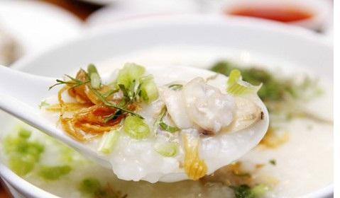 Cháo hàu Long Sơn: Xã đảo Long Sơn là quê hương của những con hàu sữa béo ngậy và cũng là nơi có món cháo hàu thơm ngon nức tiếng gần xa. Du lịch Vũng Tàu, được thưởng thức tô cháo hàu Long Sơn nóng hổi tuyệt ngon có vị ngọt béo của hàu, quyện với mùi thơm của gạo, vị cay của tiêu, hành, của gừng hòa cùng vị ngọt của nấm rơm đánh thức vị giác.